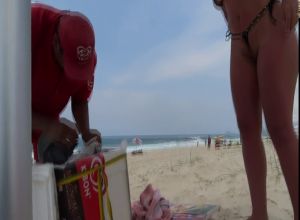 Женщина на пляже в мини бикини